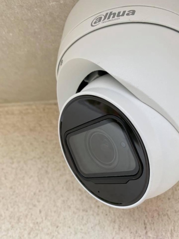 installer des caméras de surveillance exterieures IA professionnelles en 4K filaires avec enregistreur, envoi de notifications, écran fixé au mur et application chez un particulier à Cavaillon en PACA