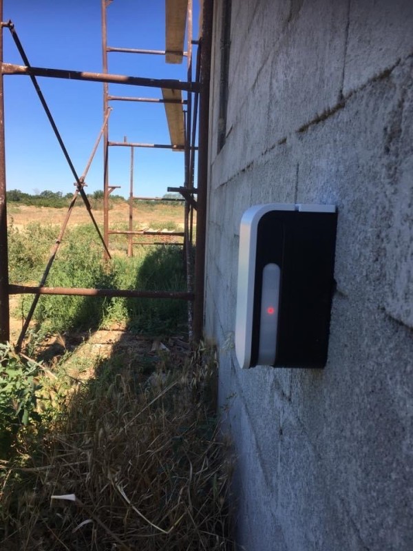 Installer un système d’alarme sans fil aux normes avec détection extérieure, caméras de vidéo-surveillance et application smartphone pour une maison et un entrepôt à Mas Thibert près de Arles en PACA