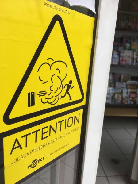 installation d'un autocollant PROTECT de dissuasion pour prévenir les intrus de ce qui les attend