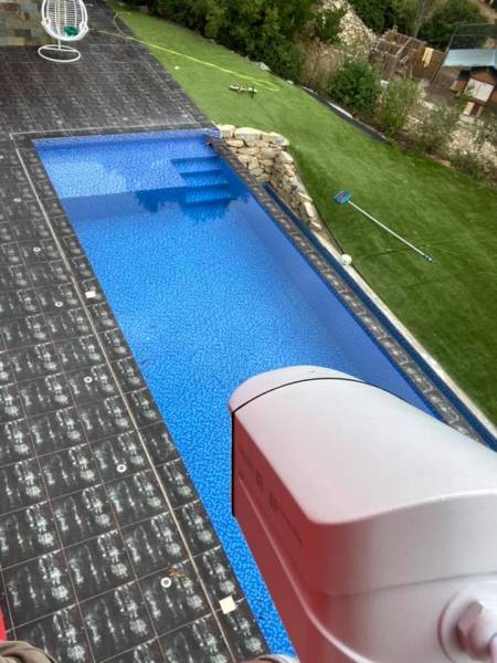 Installer des caméras de vidéo-surveillance IP filaires de qualité professionnelle, avec enregistreur, écran et application smartphone et tablette pour un particulier dans une maison de Nîmes