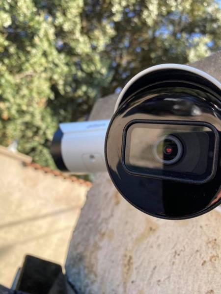 installer des caméras IP extérieures de vidéo-protection HD sans câbles via antennes WIFI, application smartphonen enregistreur et un grand écran pour d'une maison d'hôtes à Uchaud en Occitanie