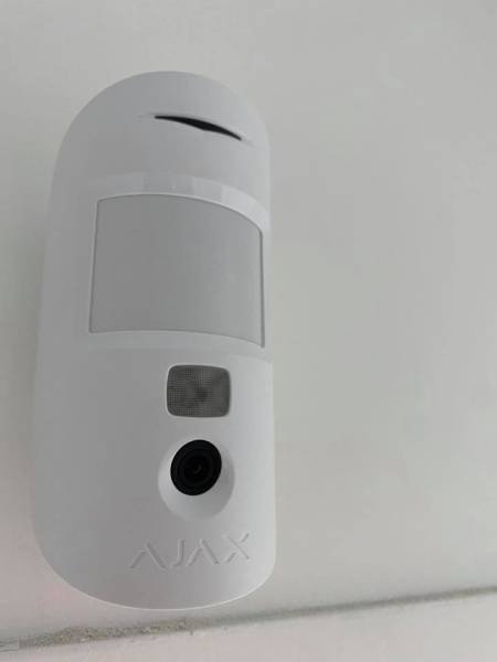 Poser un système d'alarme sans fil avec détection extérieure, envoi de photos sur les smartphone de sa famille pour protéger une personne agée qui vit seule à Marseille en PACA