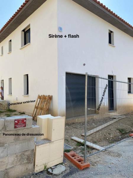 installateurs de système d'alarme sans fil avec détecteurs extérieurs de façade blanc pour une villa à Marseille