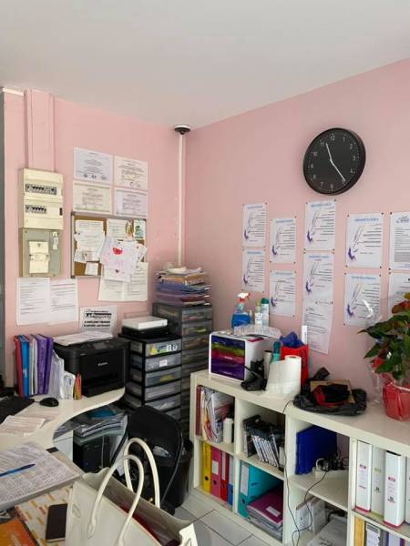 installateur pour la pose d'une caméra dôme motorisé intérieur avec enregistreur et application smartphone