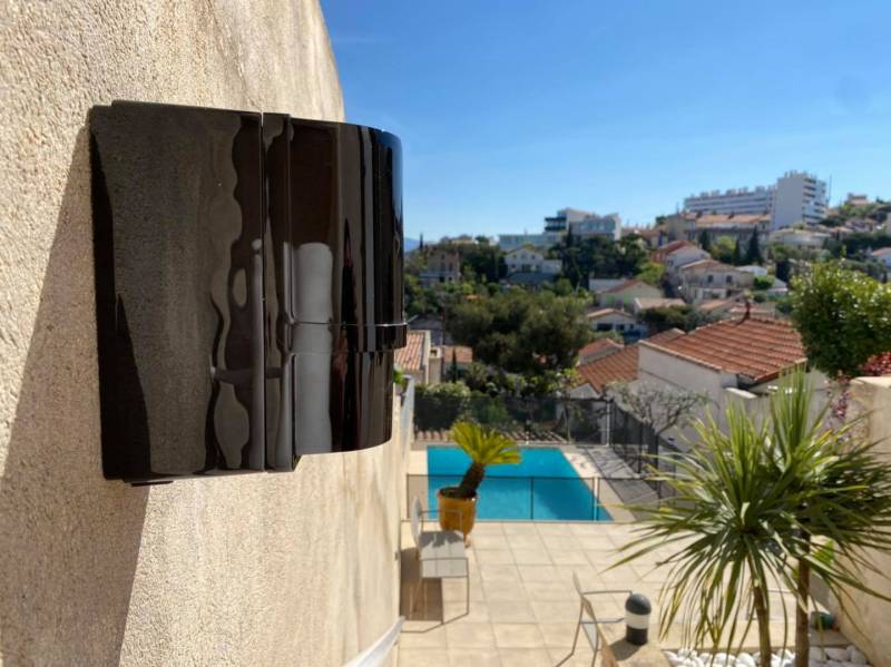 entreprise pour la pose d'une alarme connectée avec détection extérieure via barrières infra-rouges optex, application sur le téléphone sans télésurveillance pour une maison à Marseille en PACA