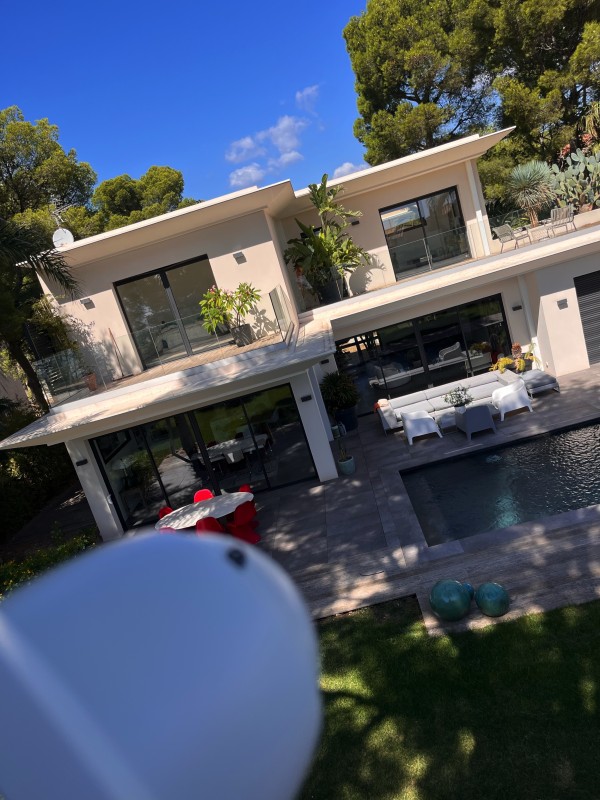 Installateur à Carry-le-Rouet pour la pose d'un système d'alarme avec caméras de vidéosurveillance connectées, enregistreur, disque dur et application sur le téléphone pour une maison