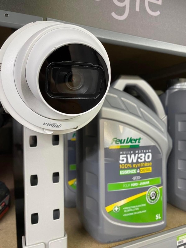 installateur de caméras de vidéo surveillance avec enregistreur, 2 écrans, disque dur et application smartphone/PC/tablette à Feu Vert