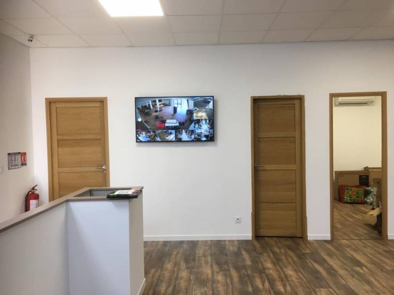 Installer un système de vidéo surveillance filaire avec caméras HD, enregistreur, disque dur, application smartphone et écran, sans abonnement pour magasin avec entrepôt à Bouillargues en Occitanie