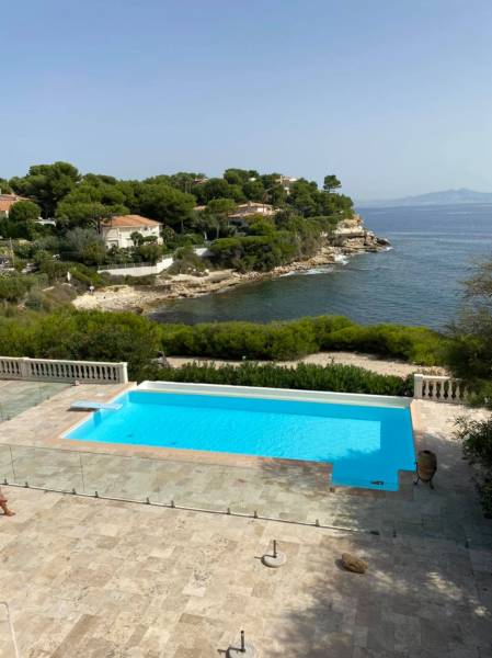 vision sur la piscine avec les yeux