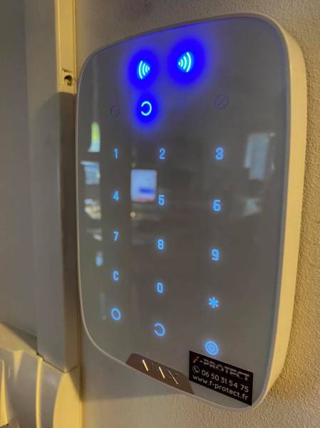 installation d'un clavier avec lecteur de badges intégré, les badges sont nominatifs pour savoir qui a fait quoi