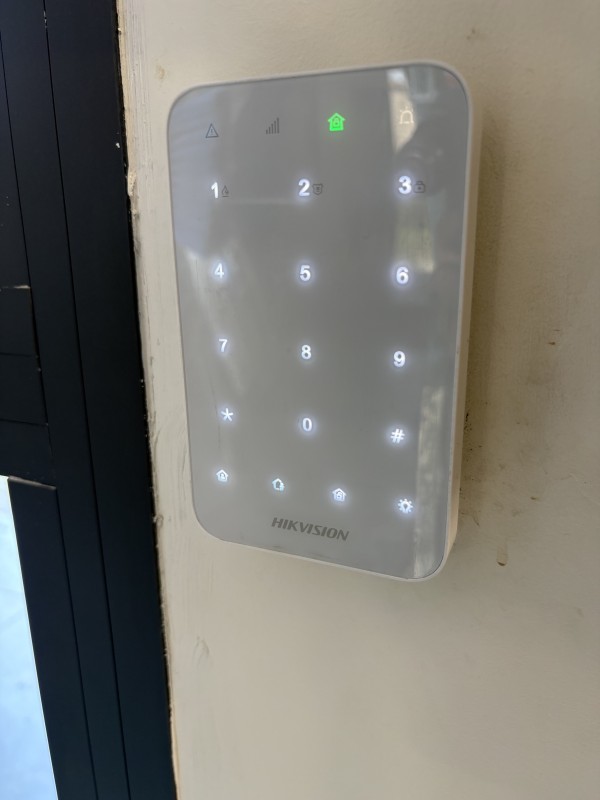 Installation d’un système d’alarme HIKVISION pour bureaux professionnels à Aix-en-Provence