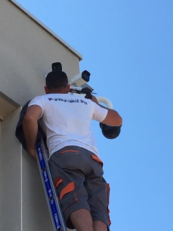 Installateurs de sécurité électronique avec alarme et vidéo surveillance dans les locaux des Bouhdel à Arles, Fos-sur-Mer, Chateaurenard et Nîmes