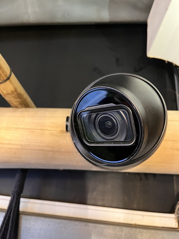 Prix de l’installation d’un système de vidéosurveillance avec 6 caméras de surveillance filaires et enregistreur à Saint-Cyr-sur-Mer