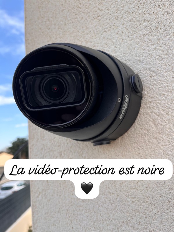 Poser des Caméras filaires noires à Arles