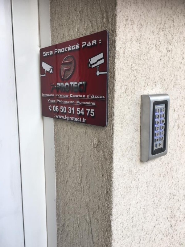 installer un contrôle d’accès avec digicode extérieur et vérification visuelle sur grand écran par caméras de surveillance connectées pour des bureaux à Marseille l’Estaque