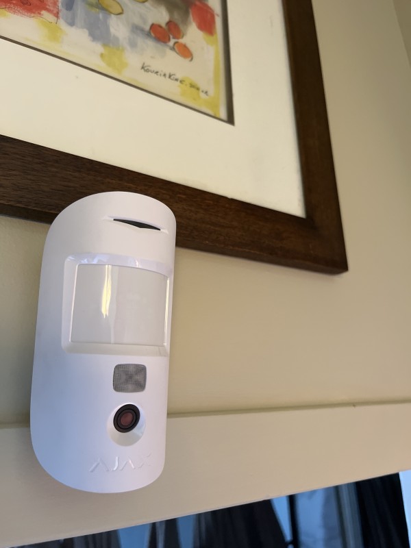 installer un système d’alarme anti-intrusion avec levée de doute photo, application smartphone et détection incendie, sans abonnement, pour une belle villa à Saint Gilles entre Arles et Nîmes