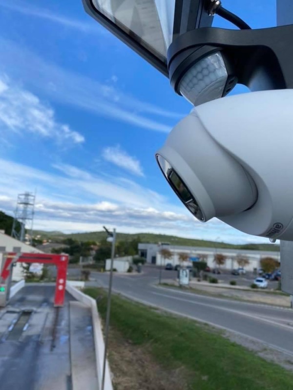 entreprise pour installer des caméras de vidéo-surveillance extérieures IP HD avec enregistreur, disque dur, moniteur et application téléphone pour une station de lavage entre Nîmes et Montpellier
