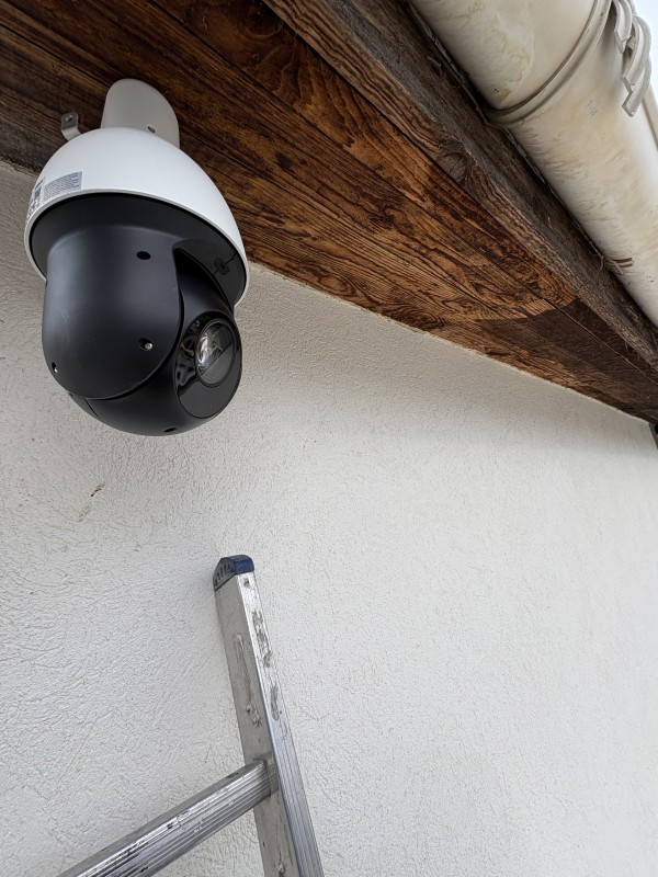 Installation d’un système d’alarme et de vidéosurveillance avec caméras PTZ et caméras fixes à Aix-en-Provence

