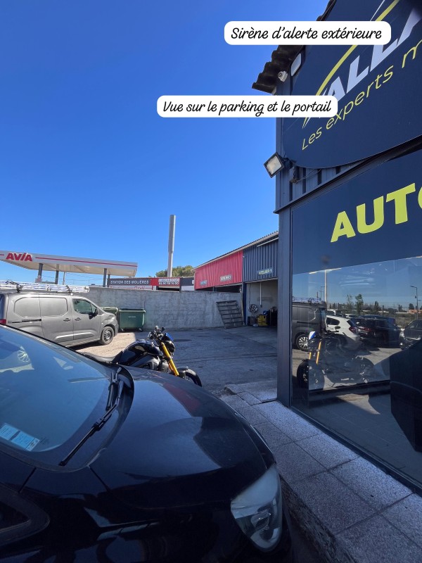 Installateur d’une sécurité électronique complète avec système d'alarme et caméras de vidéo surveillance dans un garage auto à Miramas en PACA