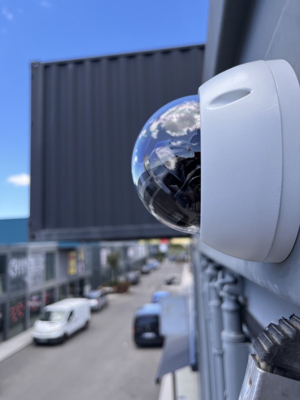 Trouver une entreprise pour installer des caméras de surveillance intérieures et extérieures filaires avec enregistreur, disque dur et application sans aucun abonnement dans un magasin à Marseille 16
