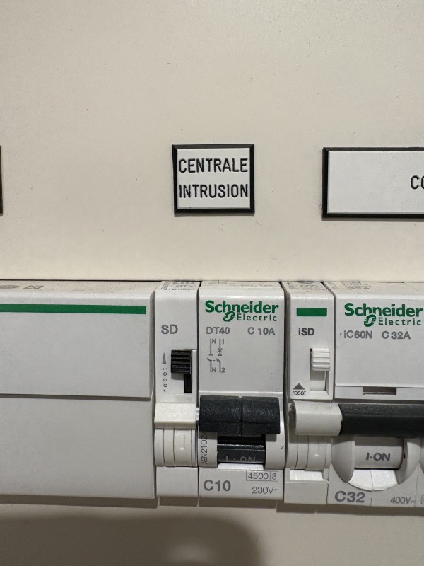 Installation d’un système d’alarme filaire avec application et groupes séparés dans un lycée à Istres en PACA