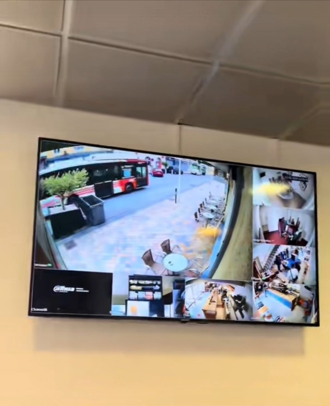 Installer des caméras HD filaires de vidéo-surveillance avec enregistreur, disque dur, application téléphone et tablette et grand écran fixé au mur pour un bar à  Berre-l'Étang en PACA