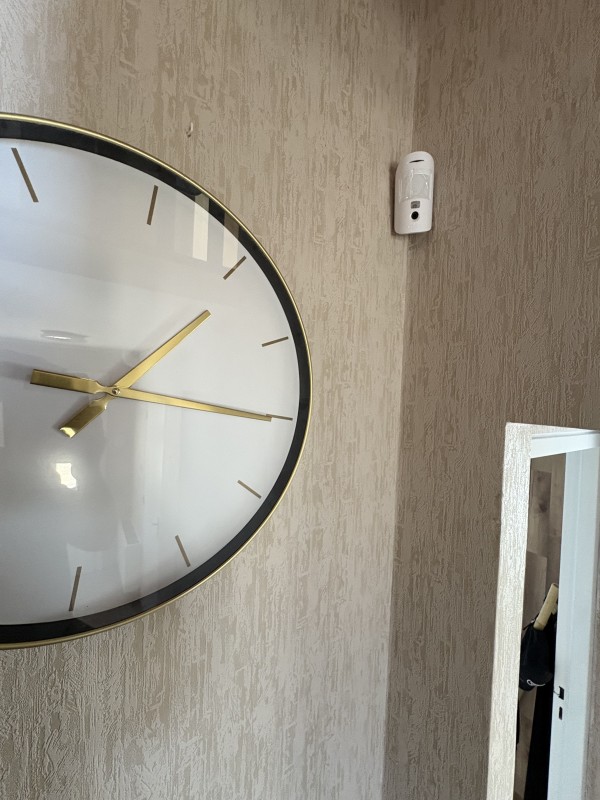    L’objectif : protéger la maison contre les intrusions, tout en bénéficiant d’un système anti-brouillage efficace et d’une détection discrète mais performante.