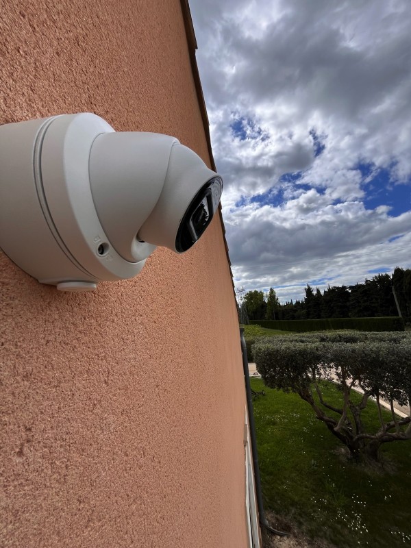 Installation vidéosurveillance maison et entrepôt à Beaucaire – système unique avec liaison sans fil puissante
