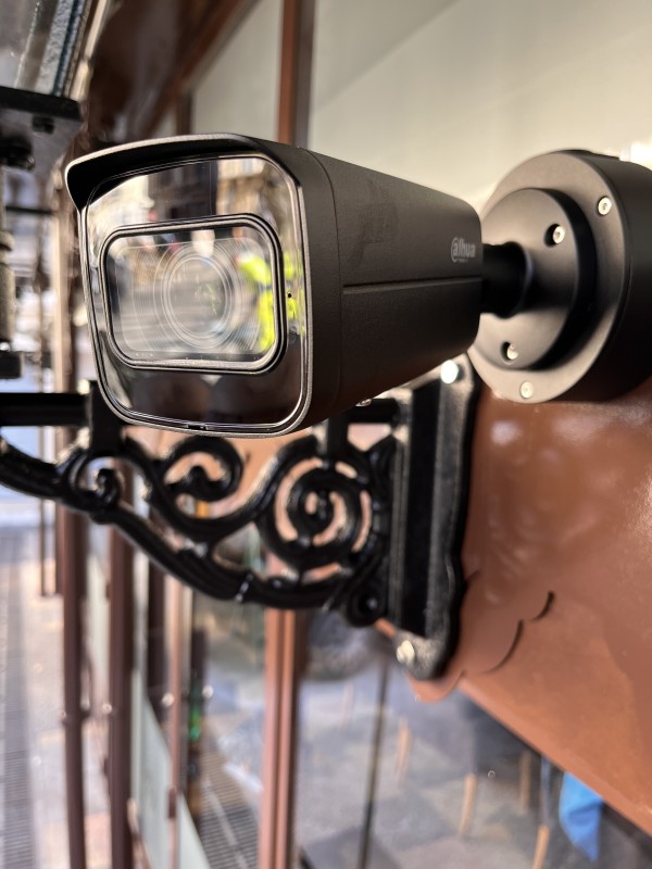 Installation de caméras IP pour un restaurant à Arles : sécurité optimale et discrétion assurée