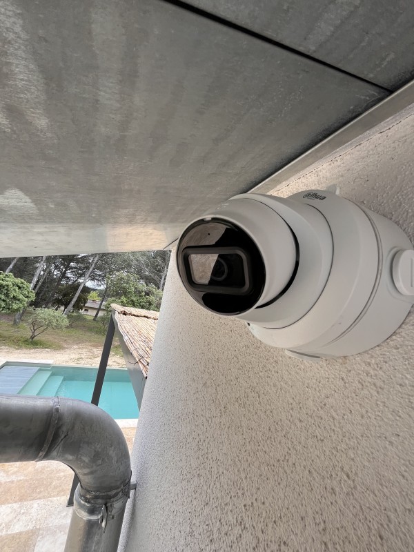 Installation de caméras de vidéosurveillance avec micro intégré pour villa à Avignon – Détection humaine, vision nocturne et enregistrement longue durée