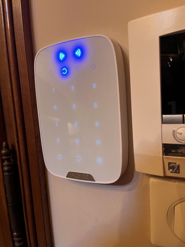 clavier avec lecteur de badge intégré