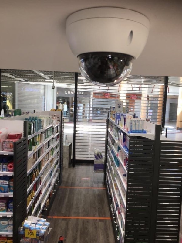 installer un système de surveillance électronique avec caméra de vidéo-protection, enregistreur, disque dur et application smartphone pour une pharmacie à Nîmes en Occitanie