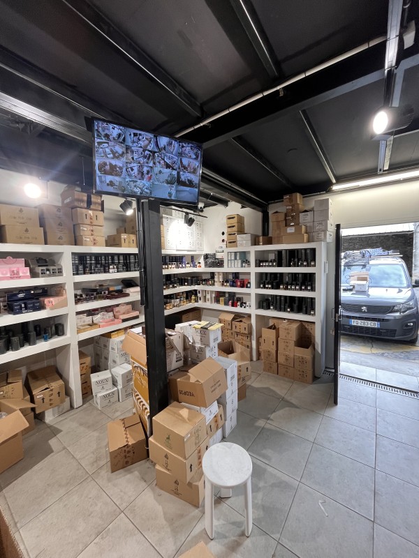 Installation de 18 caméras de surveillance dans deux magasins à Marseille – Système centralisé sans abonnement