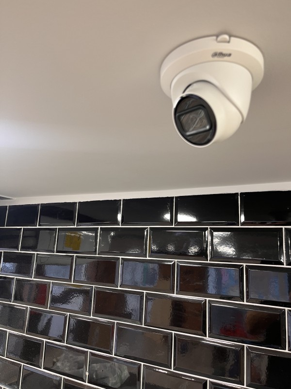 Mettre son commerce sous système d'alarme avec caméras de surveillance à Marseille