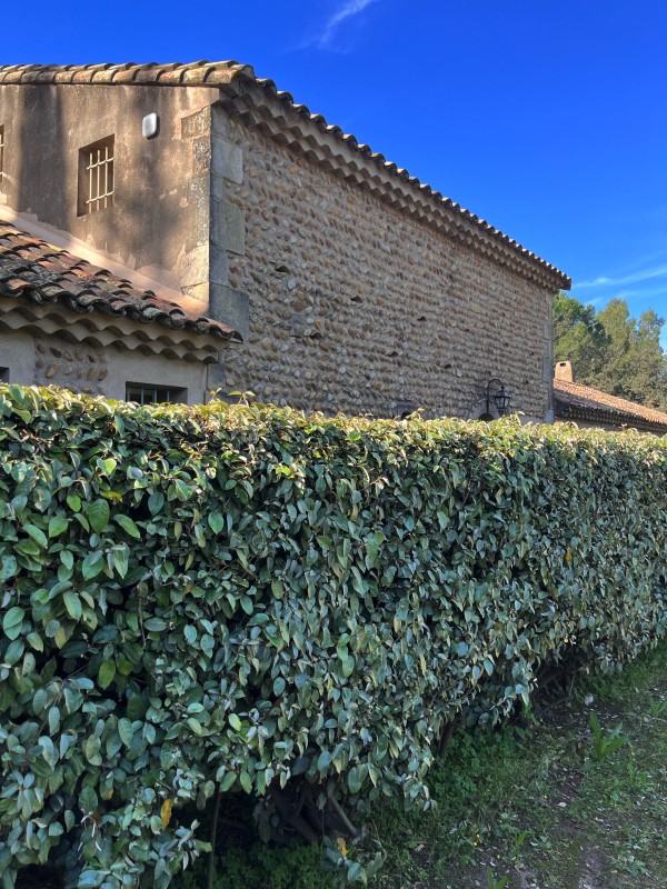 Installer un système d’alarme anti intrusion simple à utiliser sur le téléphone pour protéger une maison secondaire à Arles du côté de Mas Thibert