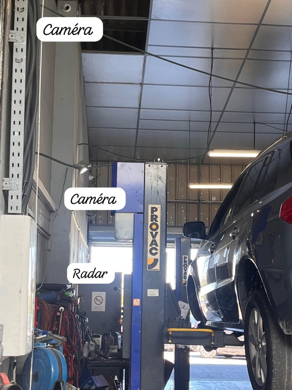 Installateur d’une sécurité électronique complète avec système d'alarme et caméras de vidéo surveillance dans un garage auto à Miramas en PACA