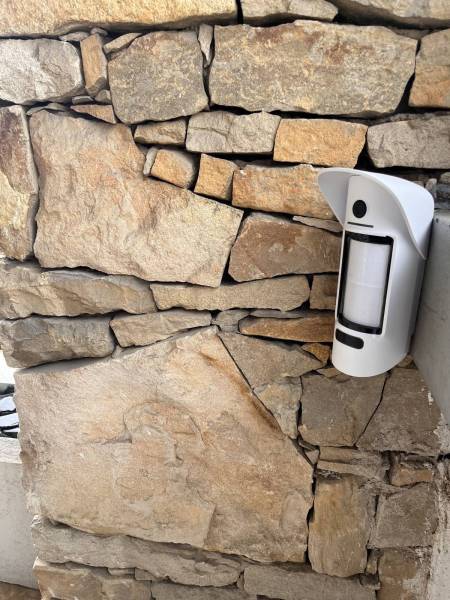 installer un système d'alarme sans fil avec détection extérieure et prise de photos et application smartphone pour une maison à La Pennne-sur-Huveaune près de Marseille en PACA