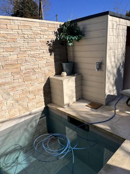 Installateur qualifié dans la pose de système d'alarme avec détecteur de mouvements extérieurs et envoi de photo sur smartphone