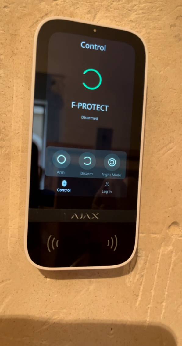 installateurs pour rénover un système d'alarme sans fil, avec détection extérieure, prise de photo, clavier design et application smartphone dans un appartement à Nîmes en Occitanie.