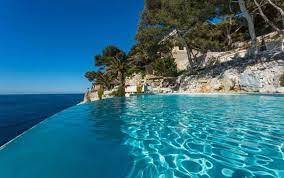 installateur de caméras de surveillance IP filaires et WIFI pour l'hotel de luxe LES ROCHES BLANCHES à Cassis en PACA