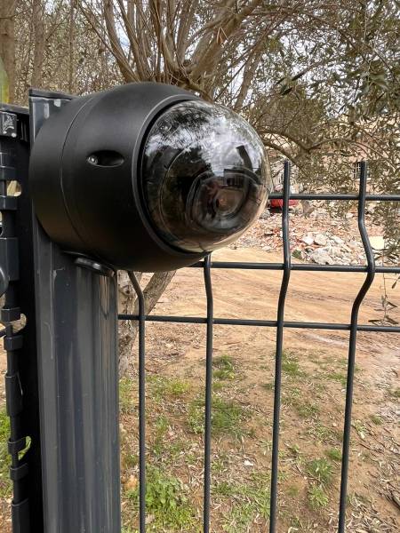 Installer des caméras de surveillance extérieures IP 4K, IA FULL COLOR dont une de 180° d'angle, avec enregistreur et application sur le téléphone chez un particulier à Eyguières en PACA