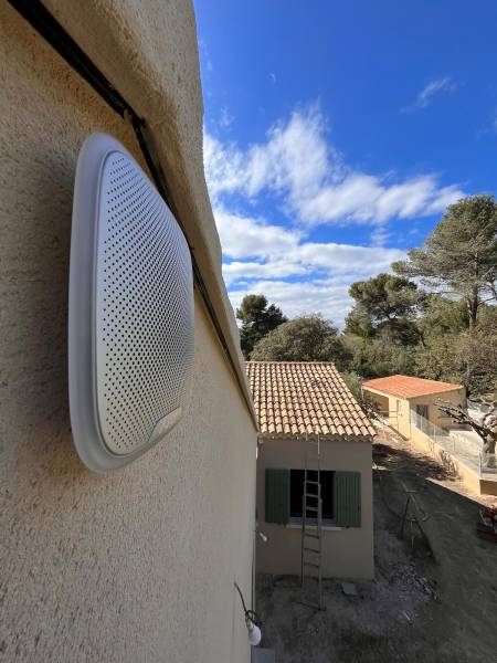 installer un système d'alarme anti intrusion sans fil, sans abonnement, avec détection extérieure et caméras connectées sur le téléphone dans une maison à Eyguières dans les Alpilles en PACA