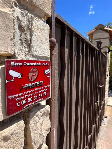 installer un système d'alarme intrusion sans fil, sans abonnement, avec détection extérieure complète, barrières infra rouge, radars de façade et application pour une maison à Marseille en PACA