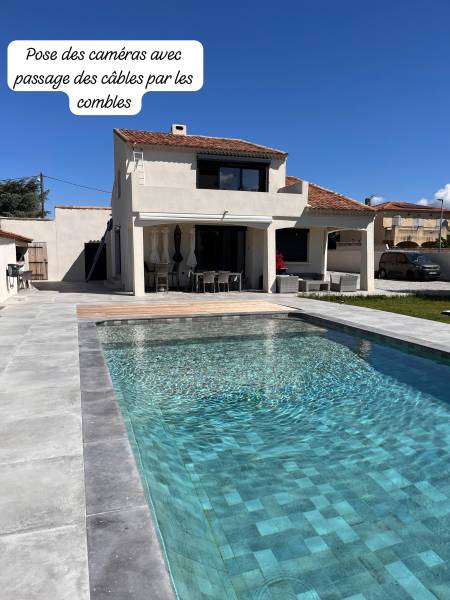 Trouver un professionnel pour l'installation de caméras de surveillance extérieures qui passe en couleur la nuit dans une maison à Salon-de-Provence