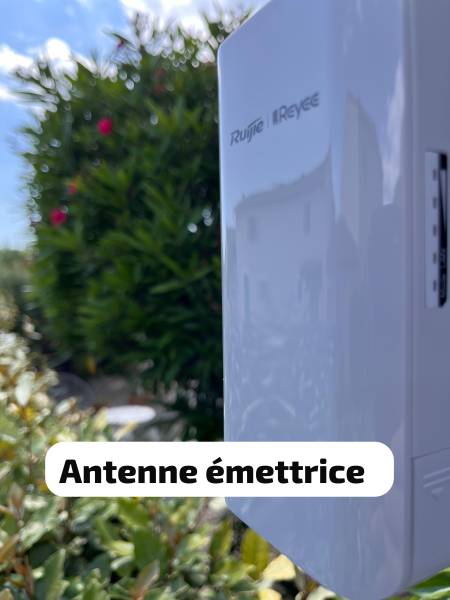 Entreprise pour l'installation de caméras IP de vidéo-protection avec enregistreur et antennes pour une résidence en copropriété à Allauch