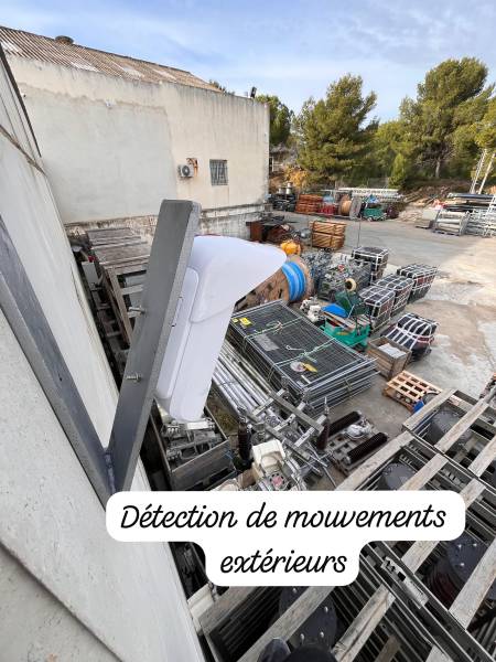 Installateur pour la pose d'un système d'alarme extérieur télésurveillé, avec caméras connectées, dans un entrepôt à Rognac contre le vol de cuivre