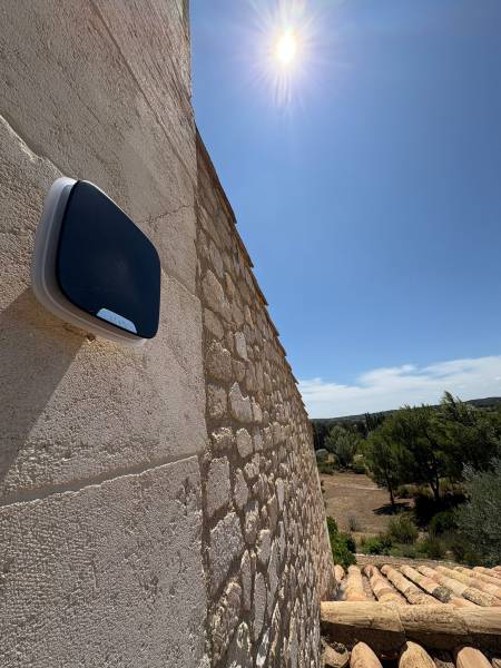 Installation d’un système d’alarme performant pour une maison à Sénas – Sécurité, sérénité et modernité