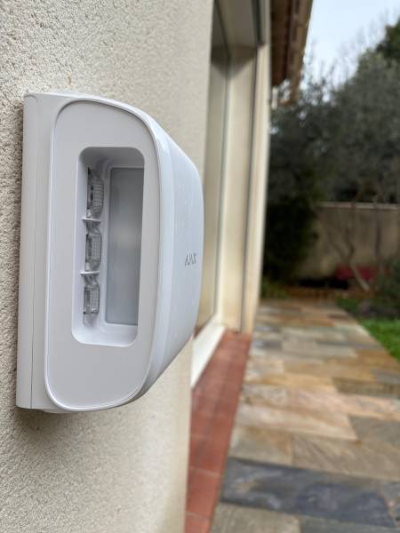 Complément d’installation d’alarme avec détecteurs de façade double faisceau chez un particulier à Marseill