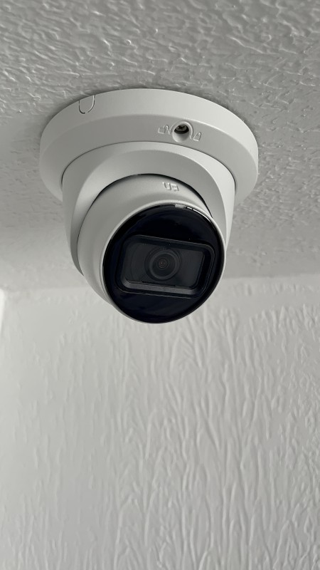 Comparez les caméras wifi et caméras filaires