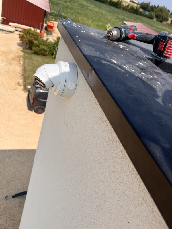 Installation de caméras de vidéosurveillance et système d’alarme professionnel au DOMAINE PIERRE FEU – Jonquières-Saint-Vincent